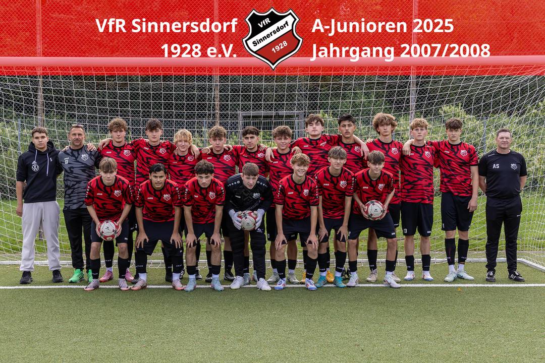 Mannschaftsfoto der A-Junioren aus der Saison 25/26 Mannschaftsfoto der A-Junioren und den Trainern Andreas Siwek und Gregor Ippen aus der Saison 25