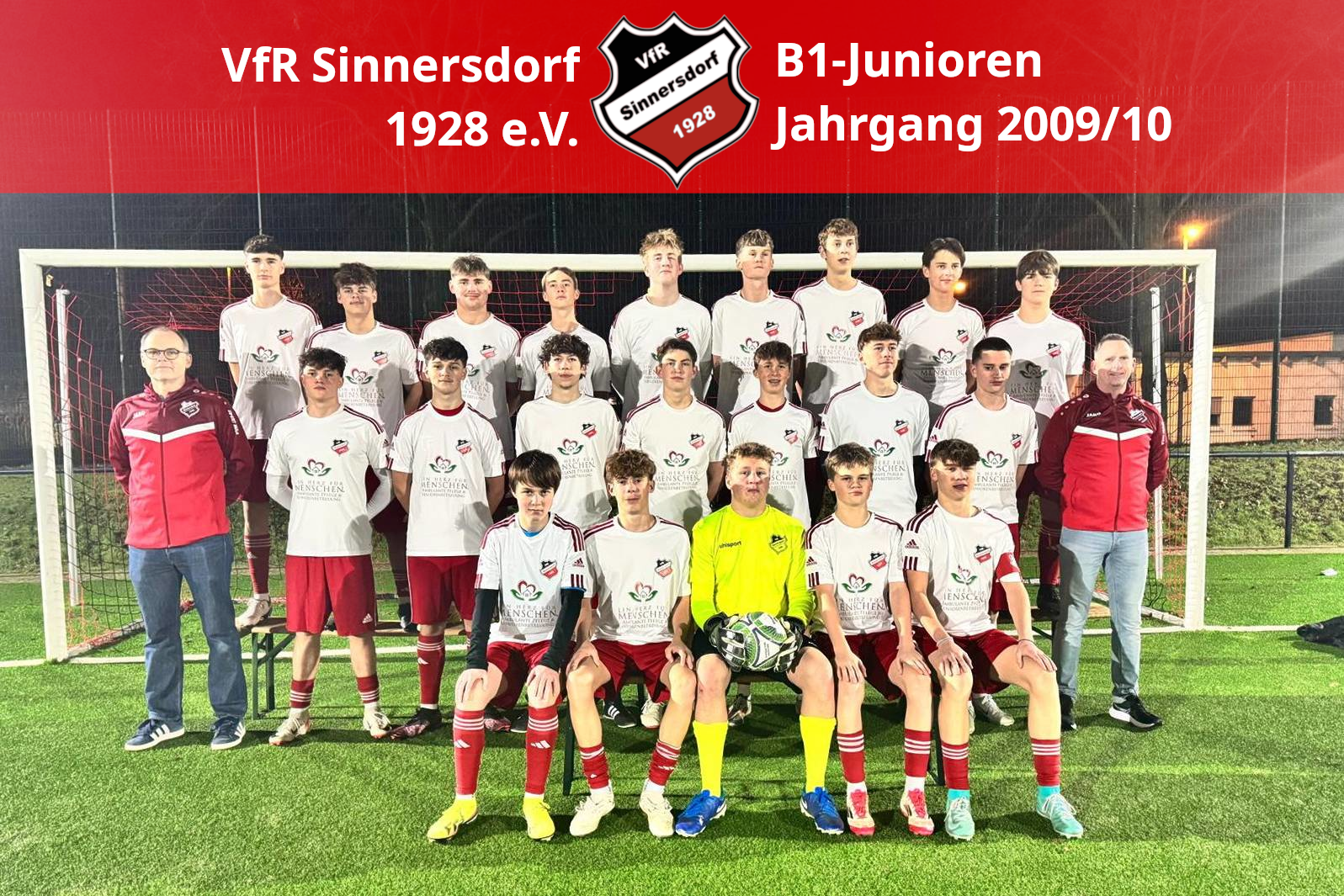 Mannschaftsfoto der C2-Junioren und der D1 (U12 und U13) aus Saison 21/22 Mannschaftsfoto mit Meistershirts der C2-Junioren aus der Saison 22/23 mit den Trainern